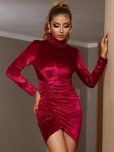 Robe moulante élégante en velours rouge foncé avec col roulé et design drapé