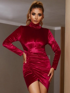 Robe élégante en velours bordeaux à col montant, manches longues et design plissé