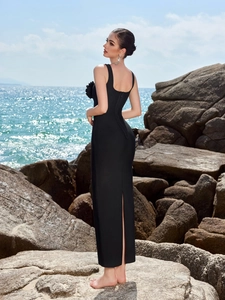 Robe bandage noire dos nu élégante avec accents floraux 3D et fente à l'arrière