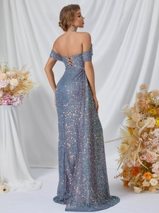 Détail du dos de la robe de soirée à paillettes bleu clair avec laçage élégant croisé