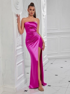 Vue détaillée de la robe en satin fuchsia avec fente latérale et détails de drapé froncé
