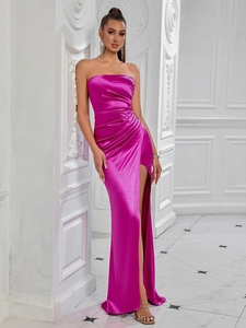 Robe de soirée élégante en satin rose rouge avec épaule dénudée et fente haute sexy