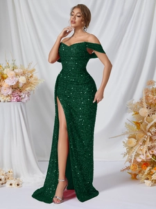 Détails du tissu à paillettes vert foncé et de l'encolure bustier de la robe de soirée