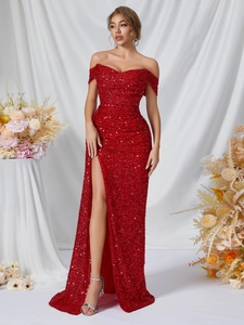Détail d'une robe de soirée à paillettes rouges avec fente haute et col bardot chic
