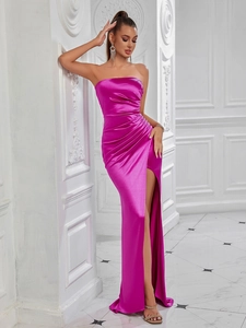 Robe longue en satin fuchsia à une épaule avec détails froncés et fente latérale haute