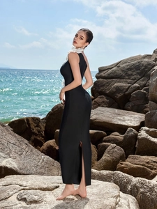 Elegantes schwarzes One-Shoulder-Kleid mit weißer Stoffblume und hohem Beinschlitz