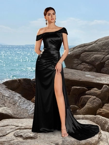 Robe de soirée élégante en satin noir avec col dénudé et fente haute sur la jambe