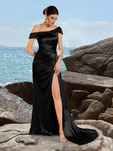 Robe de soirée élégante en satin noir à épaules dénudées avec fente haute et plis
