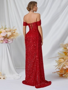 Robe de soirée élégante à paillettes rouges avec épaules dénudées et laçage dans le dos