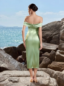 Elegant mint green satin off-shoulder evening dress with high slit for party banquet