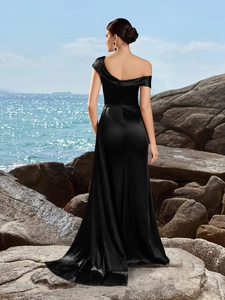 Robe de soirée élégante en satin noir à épaules dénudées avec coupe ajustée et fente