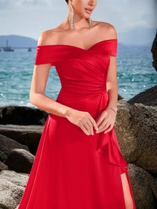 Elegante abito da sera in raso rosso con spalle scoperte e spacco laterale alto
