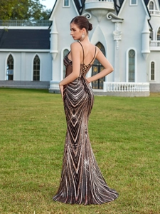 Détail de robe de soirée à paillettes avec bretelles croisées et empiècements en résille