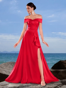 Elegante abito da sera in raso rosso con spalle scoperte, spacco alto e volant