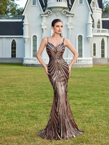 Détail d'une robe de soirée élégante à col en V avec paillettes et coupe sirène ajustée