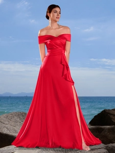 Elegante abito da sera in raso rosso con spalle scoperte, spacco alto e volant per feste
