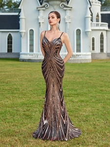 Détail de sequins dorés et argentés chatoyants avec motif géométrique sur la robe de soirée