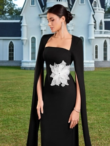 Elegante abito attillato nero con applicazioni floreali 3D e maniche a mantella