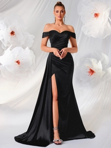 Elegantes, schulterfreies schwarzes Satin-Abendkleid mit hohem Schlitz und schmaler Passform
