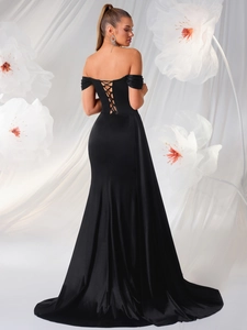 Elegantes schwarzes schulterfreies Satin-Abendkleid mit Schnürrücken und Meerjungfrau-Stil