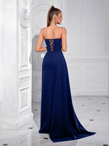 Détail du dos à lacets d'une robe de soirée en velours bleu foncé élégante