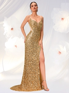 Détail de la robe de soirée dorée à paillettes avec col en V profond et détails en tulle