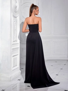 Robe de soirée bustier noire élégante avec fente haute et ourlet sirène au ras du sol