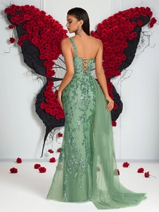 Robe de soirée asymétrique vert sauge avec paillettes argentées et traîne en tulle