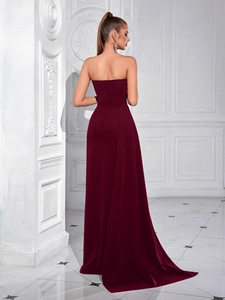 Détail de la robe de soirée bustier en velours bordeaux avec fente et dos élégant