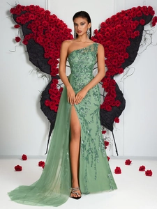 Détails de la robe de soirée vert sauge avec broderie de perles et fente latérale haute