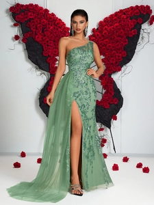 Robe de soirée élégante vert clair à une épaule, paillettes, traîne en tulle et fente haute