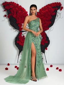 Robe de soirée élégante vert clair à une épaule, sequins, fente haute et traîne en tulle