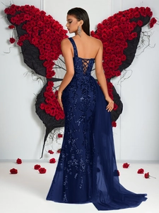 Détails de robe de soirée bleu marine avec broderie de paillettes et laçage au dos