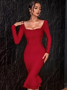 Dettaglio dell'orlo a sirena rosso e taglio aderente di un elegante abito da sera