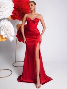 Détail de robe de soirée bustier en satin rouge avec bustier corset et fente haute