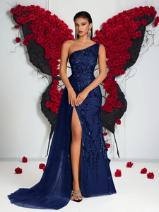 Détail de robe de soirée à paillettes avec fente haute et jupon en tulle brodé