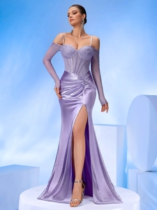 Abito da sera in raso lavanda con strass, maniche lunghe scoperte e spacco alto