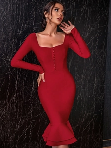 Dettaglio dell'abito rosso aderente con scollo quadrato ed elegante orlo a sirena