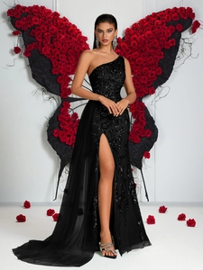 Détail de robe de soirée à paillettes à une épaule avec fente et traîne en tulle