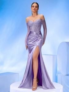 Elegante abito da sera lavanda in raso con corpetto di strass e spacco laterale alto
