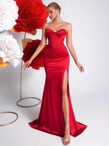 Détail de la robe de soirée rouge bustier en satin avec taille ajustée et fente haute