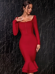 Dettaglio laterale di un abito rosso aderente con orlo a sirena ed elegante scollo quadrato