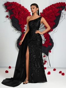 Détail de robe de soirée noire à une épaule avec sequins scintillants et fente haute