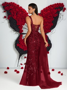 Détail du dos lacé et de la broderie à paillettes sur cette robe sirène bordeaux