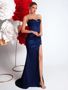 Elegante abito da sera a fascia blu scuro con paillettes, spacco alto e silhouette a sirena