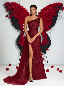 Détail d'une robe de soirée à paillettes bordeaux avec épaule dénudée et fente haute latérale