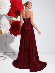 Vue détaillée du dos d'une robe de soirée pailletée bordeaux avec fermeture à lacets