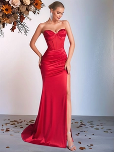 Élégante Robe de Soirée Sirène Sans Bretelles Rouge Aspect Satin Robe de Banquet Formelle avec Fente Haute Corset Dos Nu Robe Maxi