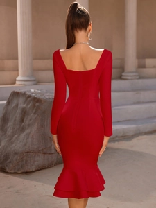 Elegante abito a bende rosso a maniche lunghe con schiena scoperta e bordo a sirena