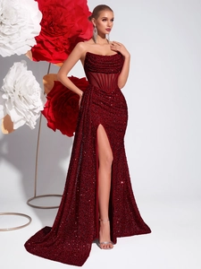 Vue détaillée de la robe de soirée à paillettes avec corset et fente haute sexy